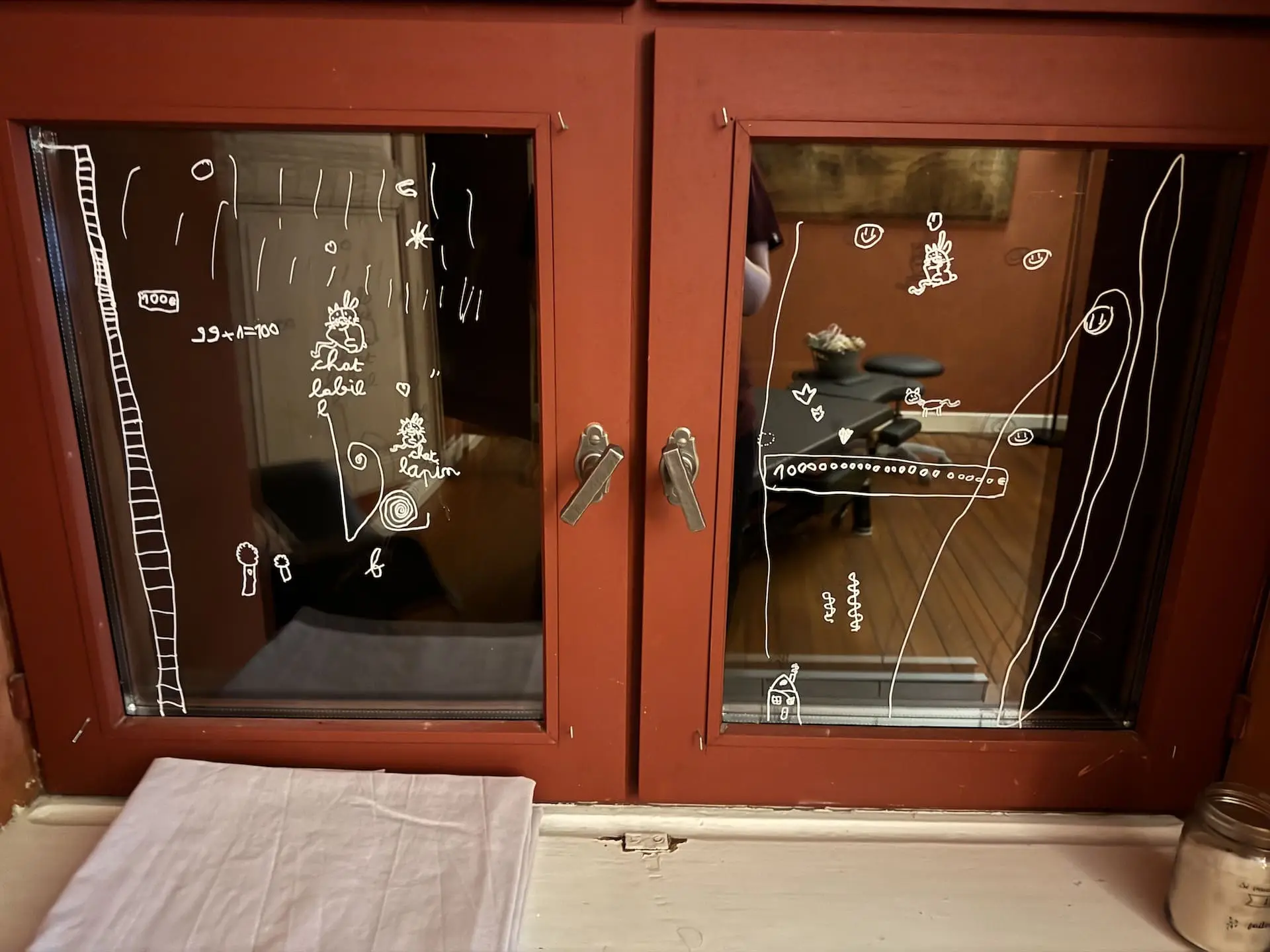 Resultat de l'activité dessin sur vitre, des forme abstraite, des lapins et des échelles