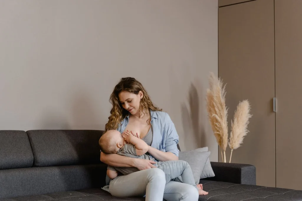 femme allaitant son bébé succion