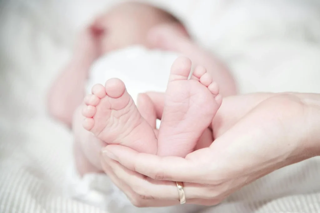 photo des pieds d'une nourrisson