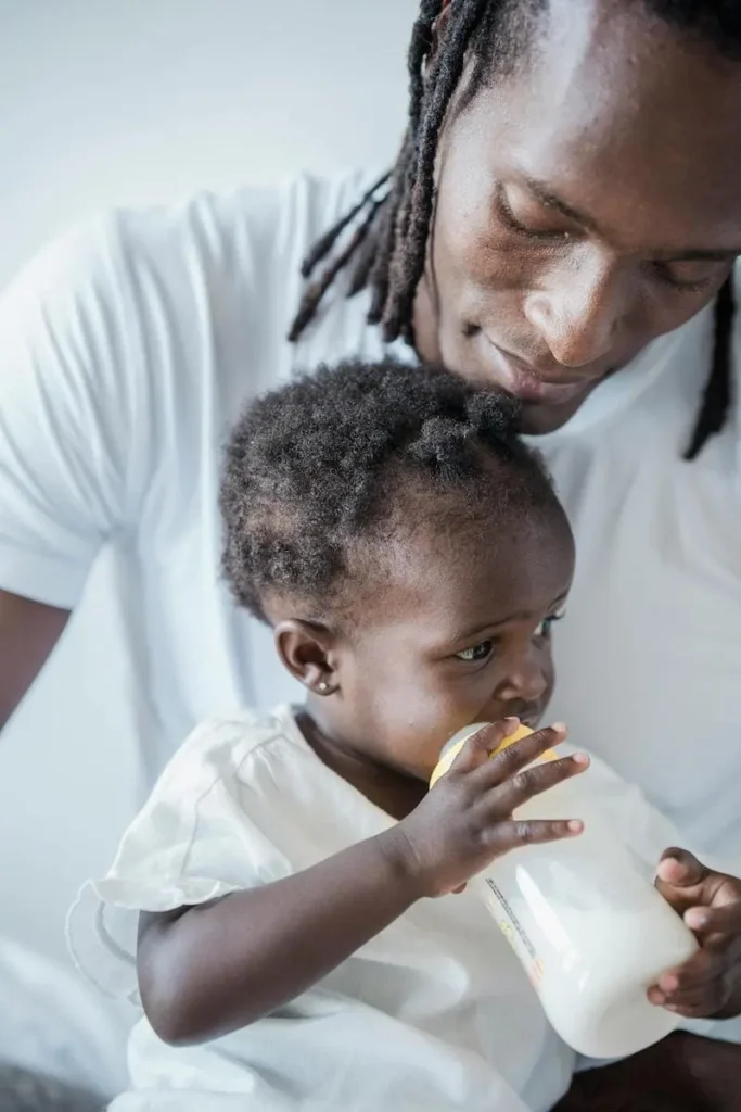 bébé entrain de tété son biberon, nous voyons un trouble de la succion par le biberon de travers